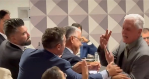 O líder do PL na Câmara dos Deputados, Sóstenes Cavalcante (PL-RJ), e o deputado federal Rogério Correia (PT-MG) discutindo