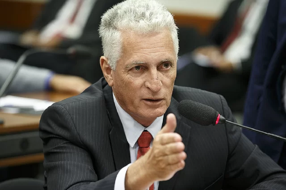 O deputado federal Rogério Correia (PT-MG) falando e gesticulando, sério, sem olhar para a câmera, na Câmara