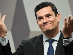 O senador Sergio Moro (União Brasil-PR) com os braços abertos sem olhar para a câmera
