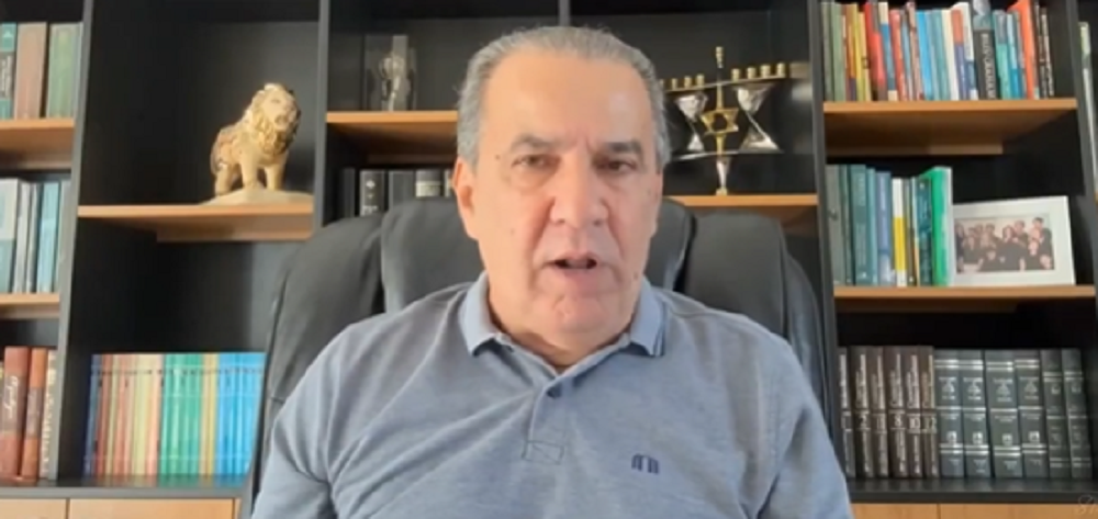 Silas Malafaia falando para a câmera, de camisa polo cinza