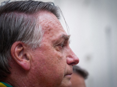 Jair Bolsonaro (PL) em close, de perfil, triste