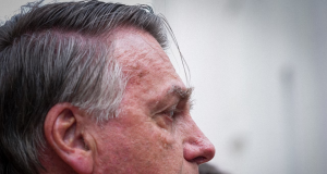 Jair Bolsonaro (PL) em close, de perfil, triste