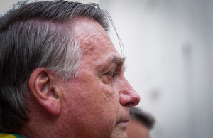 Jair Bolsonaro (PL) em close, de perfil, triste