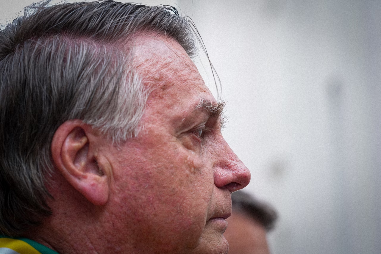 Jair Bolsonaro (PL) em close, de perfil, triste