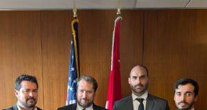 Paulo Figueiredo, o subsecretário de Diplomacia Pública da gestão Trump, Darren Beattie, Eduardo Bolsonaro (PL) e o conselheirodo Departamento de Estado dos EUA, Ricardo Pita, lado a lado, em pé, olhando para a câmera, sérios
