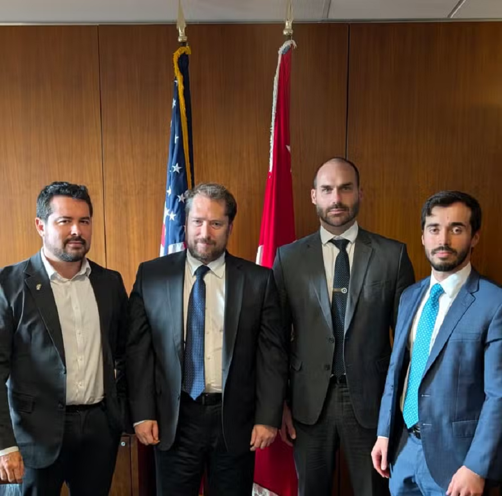 Paulo Figueiredo, o subsecretário de Diplomacia Pública da gestão Trump, Darren Beattie, Eduardo Bolsonaro (PL) e o conselheirodo Departamento de Estado dos EUA, Ricardo Pita, lado a lado, em pé, olhando para a câmera, sérios