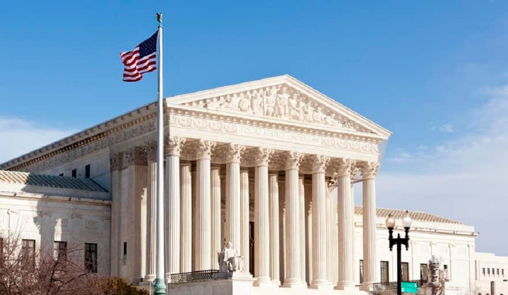 Suprema Corte dos Estados Unidos em dia ensolarado