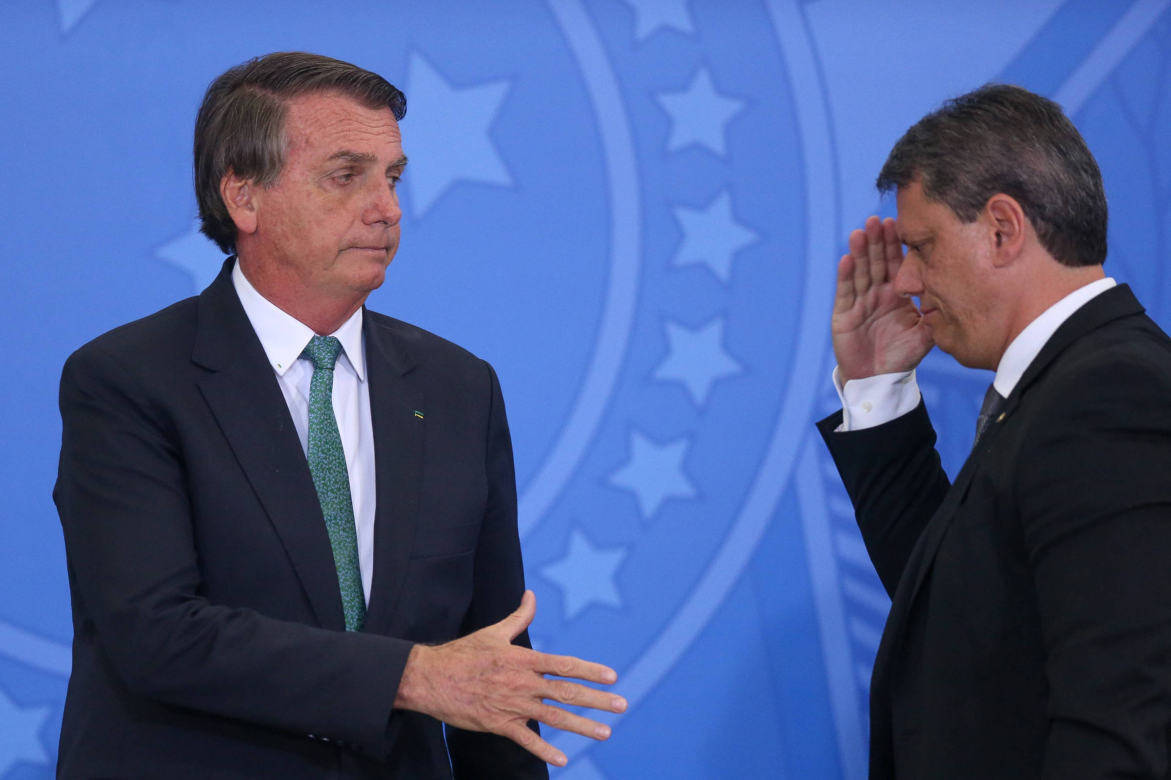 O ex-presidente Jair Bolsonaro (PL) e o governador de São Paulo Tarcísio de Freitas (Republicanos-SP) sérios, prestes a dar um aperto de mão