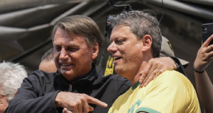 O ex-presidente Jair Bolsonaro (PL) e o governador de São Paulo, Tarcísio de Freitas (Republicanos), abraçados e rindo