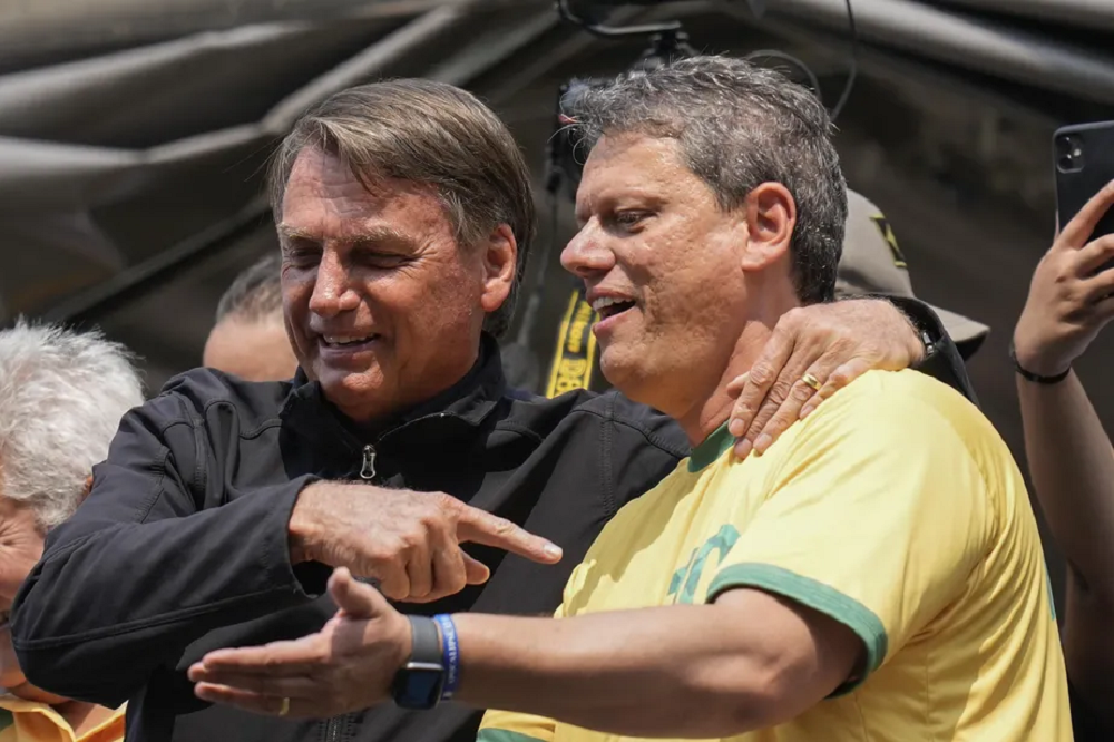 O ex-presidente Jair Bolsonaro (PL) e o governador de São Paulo, Tarcísio de Freitas (Republicanos), abraçados e rindo