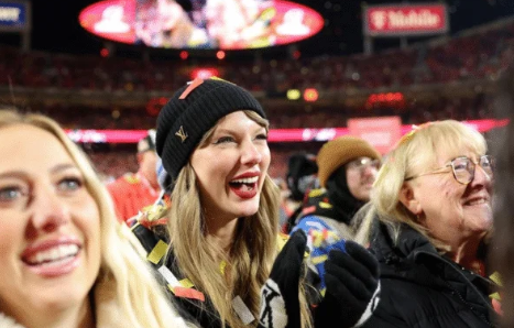 A cantora Taylor Swift em um dos jogos do Kansas City nos EUA. Foto: Reprodução / TMZ