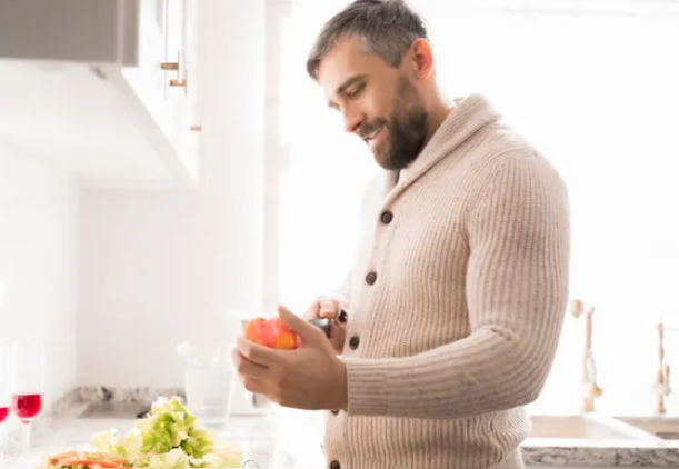 Homem prepara salada. Foto: Reprodução/ Dr. Antonio Rocha