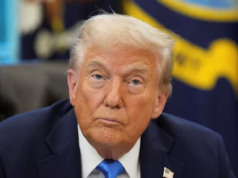 O presidente Donald Trump sério, olhando pra frente
