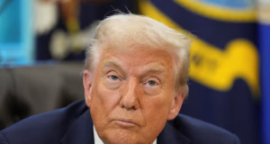 O presidente Donald Trump sério, olhando pra frente
