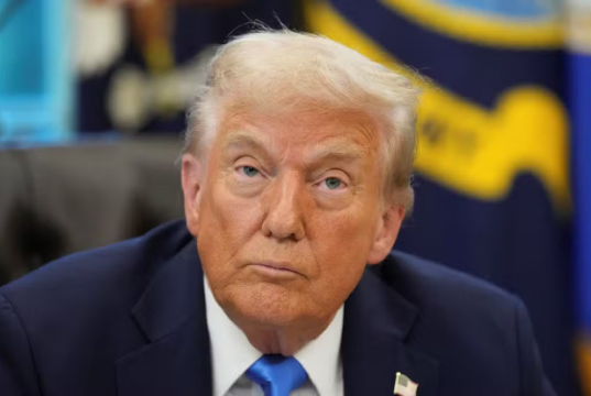 O presidente Donald Trump sério, olhando pra frente