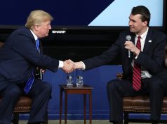 O presidente dos EUA, Donald Trump, e o ativista conservador Charlie Kirk em aperto de mãos, se olhando, sentados em cadeiras próximas