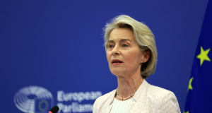 presidente da Comissão Europeia, Ursula von der Leyen, séria, falando, sem olhar para a câmera, de roupa social clara