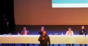 Vereador Rogério Frediani, do PL, em audiência pública, em pé, falando em microfone