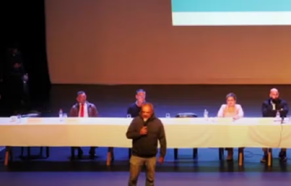 Vereador Rogério Frediani, do PL, em audiência pública, em pé, falando em microfone