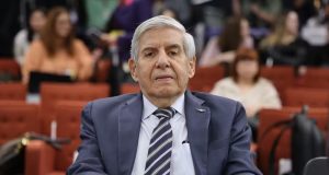 Augusto Heleno em interrogatório na Primeira Turma do STF, sério, olhando pra frente, sentado
