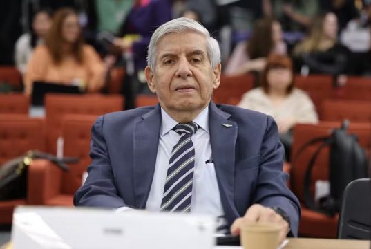 Augusto Heleno em interrogatório na Primeira Turma do STF, sério, olhando pra frente, sentado