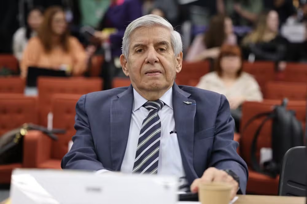 Augusto Heleno em interrogatório na Primeira Turma do STF, sério, olhando pra frente, sentado