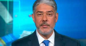 O jornalista William Bonner sério, olhando para a cãmera, em close