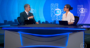 William Bonner e Renata Vasconcellos na bancada do Jornal Nacional, se olhando e falando