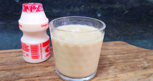 Yakult em embalagem e em copo