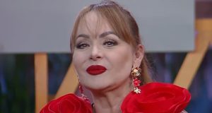 Gaby Spanic de roupa, brincos e batom vermelho, de cabelo solto