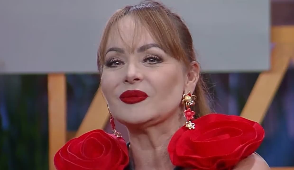 Gaby Spanic de roupa, brincos e batom vermelho, de cabelo solto