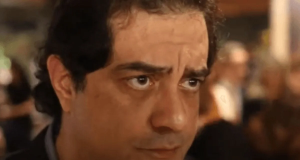 O advogado Luiz Fernando Pacheco em close, sério, sem olhar para a câmera