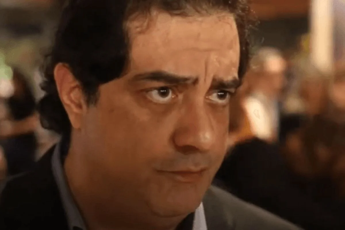O advogado Luiz Fernando Pacheco em close, sério, sem olhar para a câmera