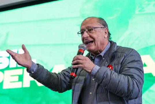 O vice-presidente e ministro do Desenvolvimento, Indústria, Comércio e Serviços, Geraldo Alckmin, falando em microfone e gesticulando, sem olhar para a câmera