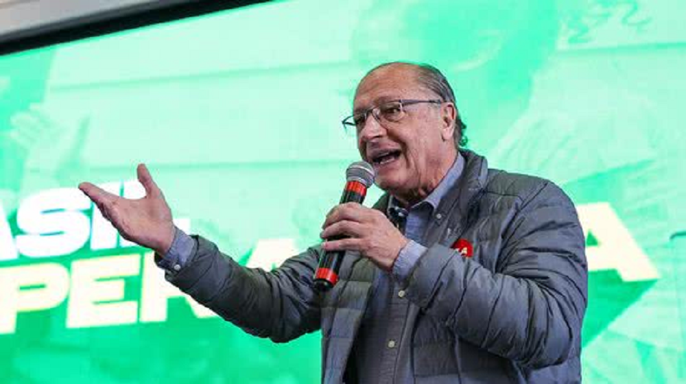 O vice-presidente e ministro do Desenvolvimento, Indústria, Comércio e Serviços, Geraldo Alckmin, falando em microfone e gesticulando, sem olhar para a câmera
