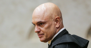 O ministro Alexandre de Moraes sério, de perfil