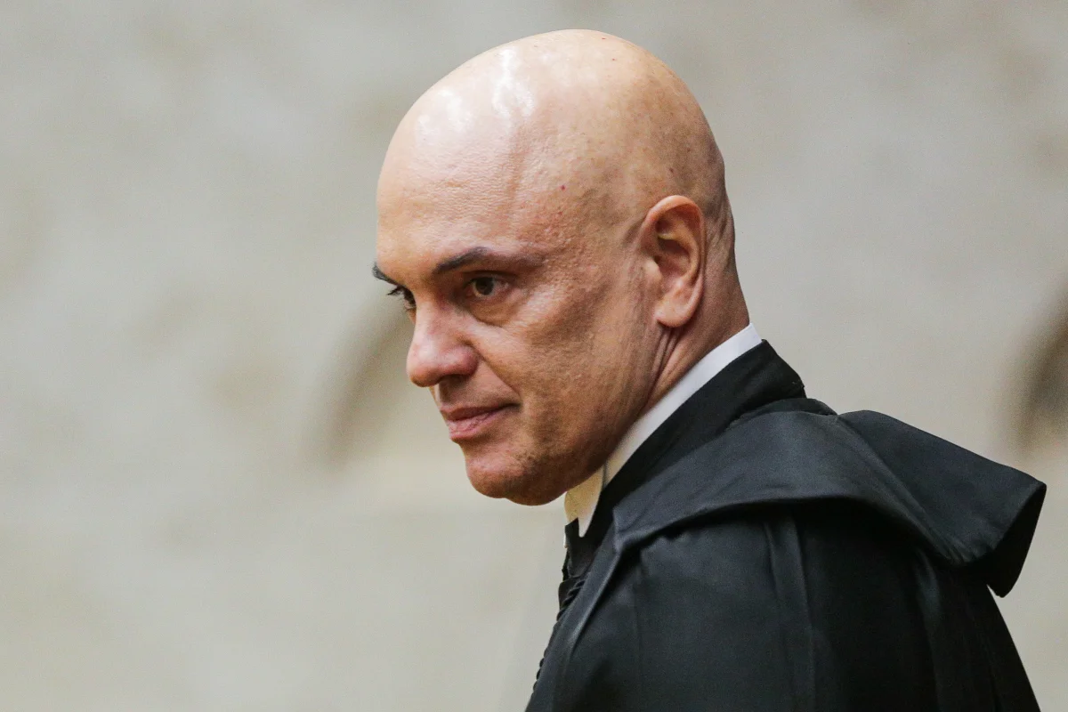O ministro Alexandre de Moraes sério, de perfil