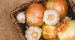 alho e cebola em cesta