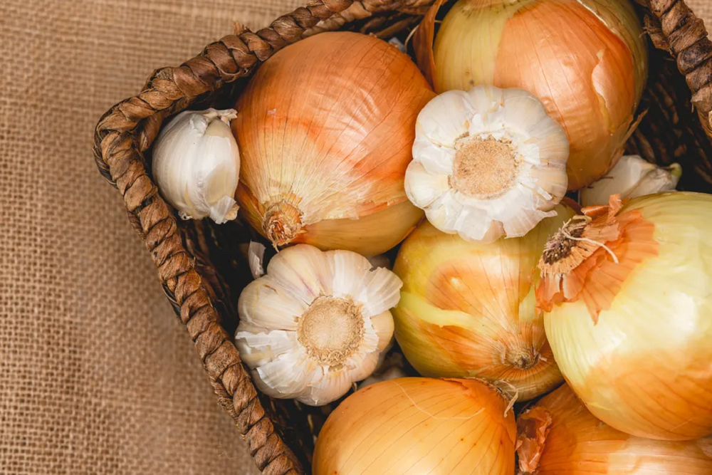 alho e cebola em cesta