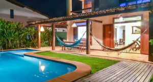 jardim de casa com piscina