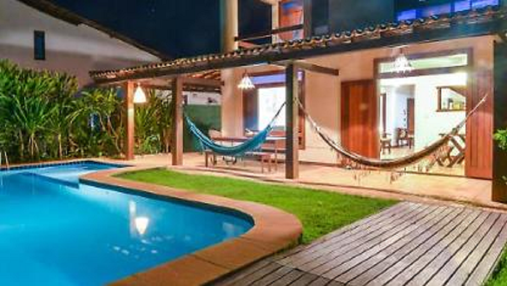 jardim de casa com piscina