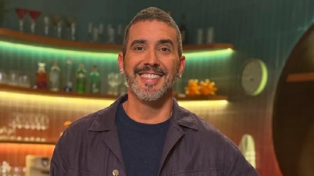 André Marques sorrindo para a câmera