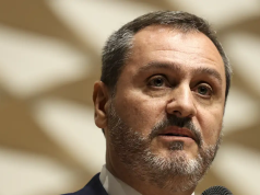Andrei Rodrigues, diretor-geral da Polícia Federal, em close, falando sem olhar para a câmera
