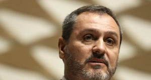 Andrei Rodrigues, diretor-geral da Polícia Federal, em close, falando sem olhar para a câmera
