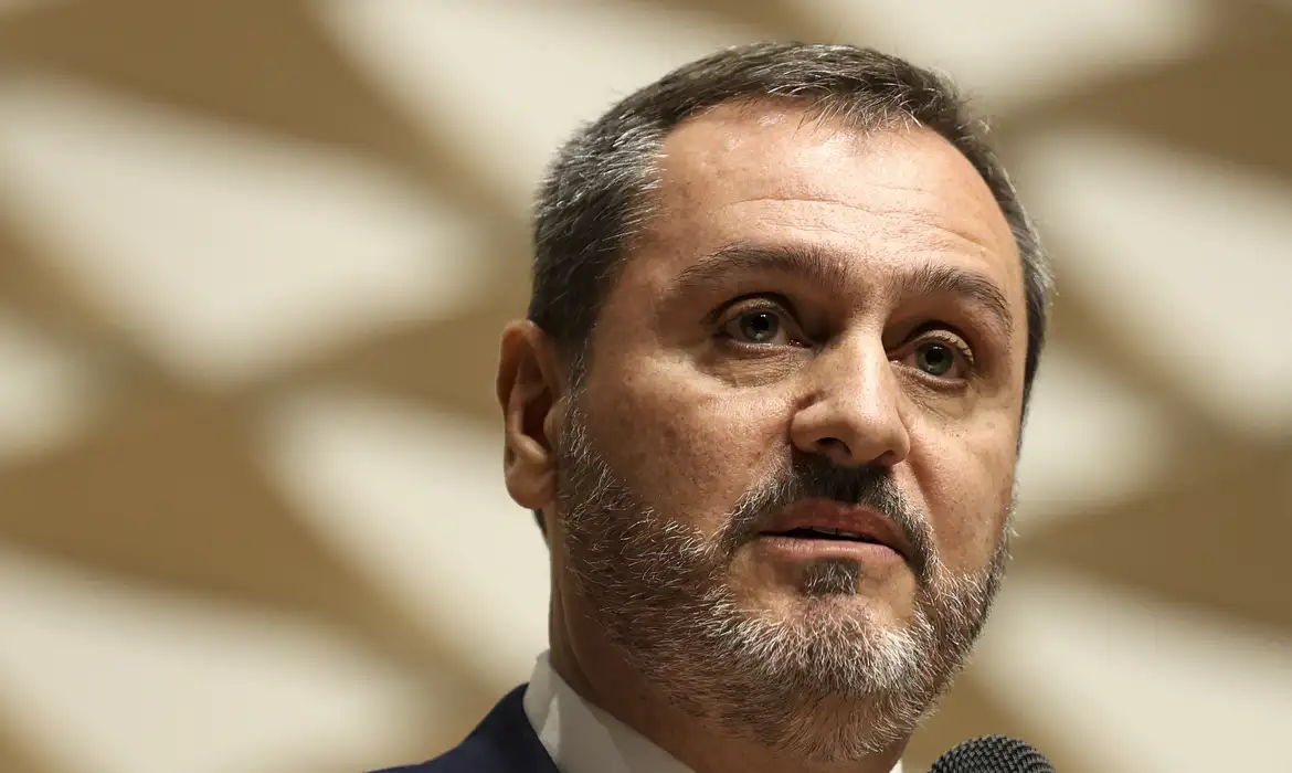 Andrei Rodrigues, diretor-geral da Polícia Federal, em close, falando sem olhar para a câmera