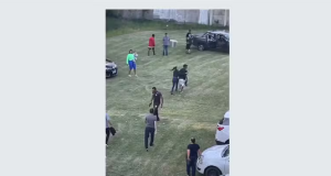 Quarto árbitro com arma em punho no RS, foto no centro de montagem com bordas cinzas