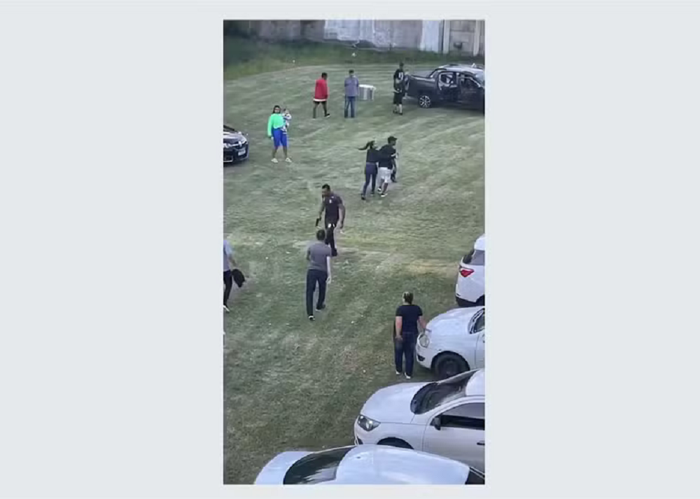 Quarto árbitro com arma em punho no RS, foto no centro de montagem com bordas cinzas