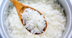 colher de pau com arroz