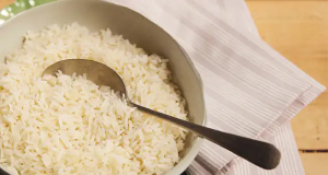 Arroz na panela com colher