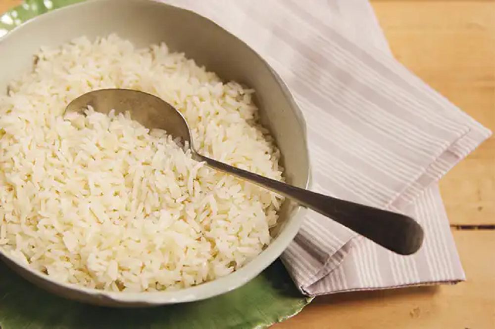 Arroz na panela com colher
